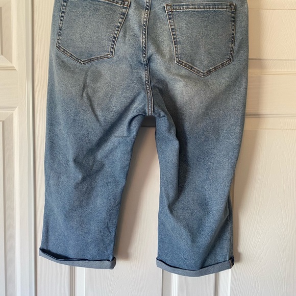 Women’s plus size cropped jeans - Picture 7 of 9